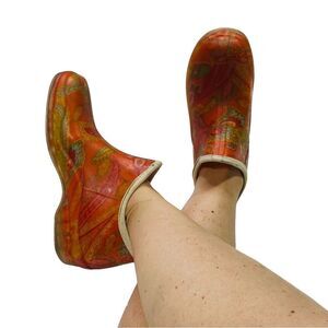 10/$25🦋 JoAnn Fabrics Orange Paisley Rain Booties - Size Small